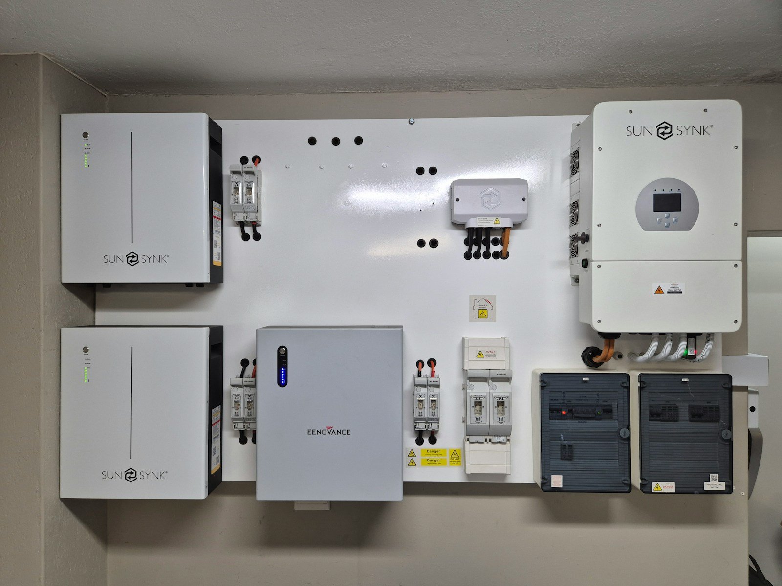 Sistema de armazenamento de energia instalado ao lado de painéis solares